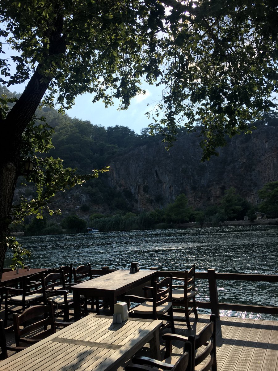 esra_aran's tweet photo. Beni mutsuz görme ihtimalinizin olmadığı tek yer https://t.co/pLpseuQZrm