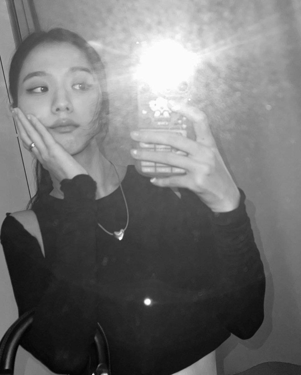 BlinksUr's tweet photo. Jisoo IG update 081422

"✨🖤"

#BLACKPINK #JISOO https://t.co/KI4hhNqHsp