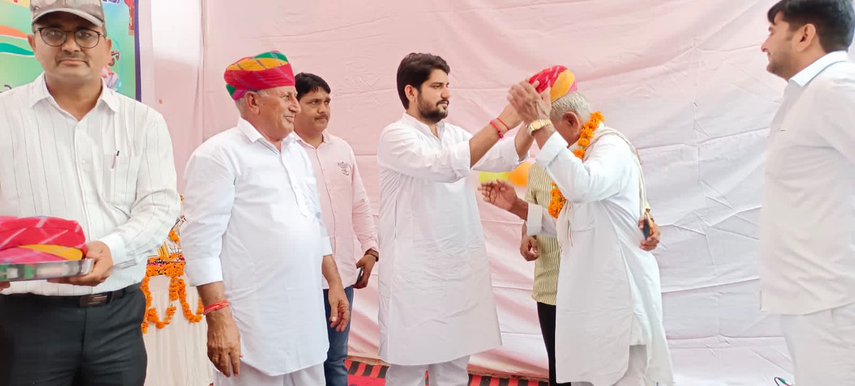 MukeshBhakar_'s tweet photo. विद्यालय के प्रधानाचार्य श्री हरवीर जी जाखड़ व ग्राम पंचायत सरपंच उपस्थित रहे। शानदार सांस्कृतिक कार्यक्रम के लिए विद्यालय के शिक्षक गणों एवं छात्र छात्राओं को बहुत-बहुत बधाई। 2/2 https://t.co/FGvDpfLttR