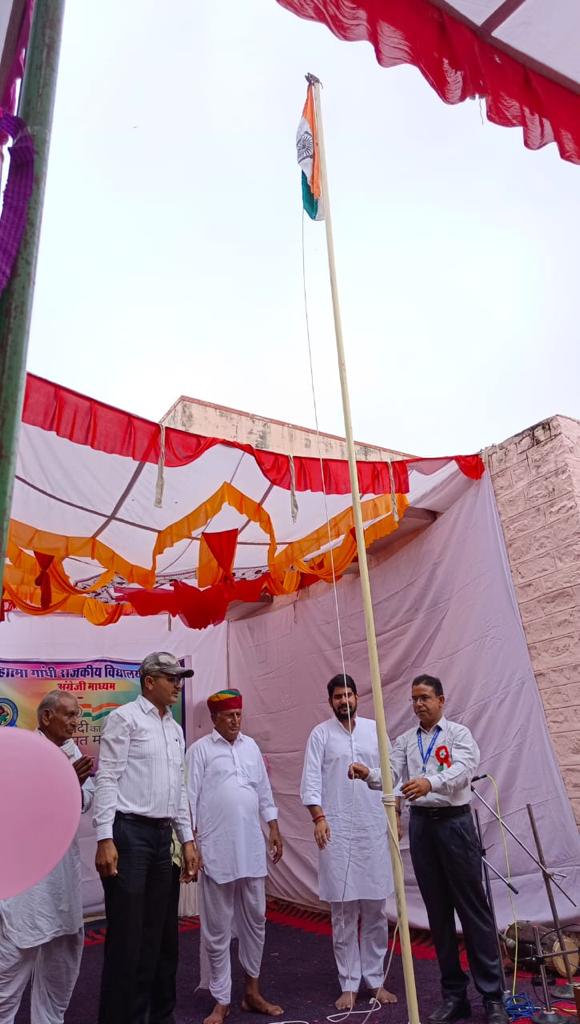 MukeshBhakar_'s tweet photo. विद्यालय के प्रधानाचार्य श्री हरवीर जी जाखड़ व ग्राम पंचायत सरपंच उपस्थित रहे। शानदार सांस्कृतिक कार्यक्रम के लिए विद्यालय के शिक्षक गणों एवं छात्र छात्राओं को बहुत-बहुत बधाई। 2/2 https://t.co/FGvDpfLttR