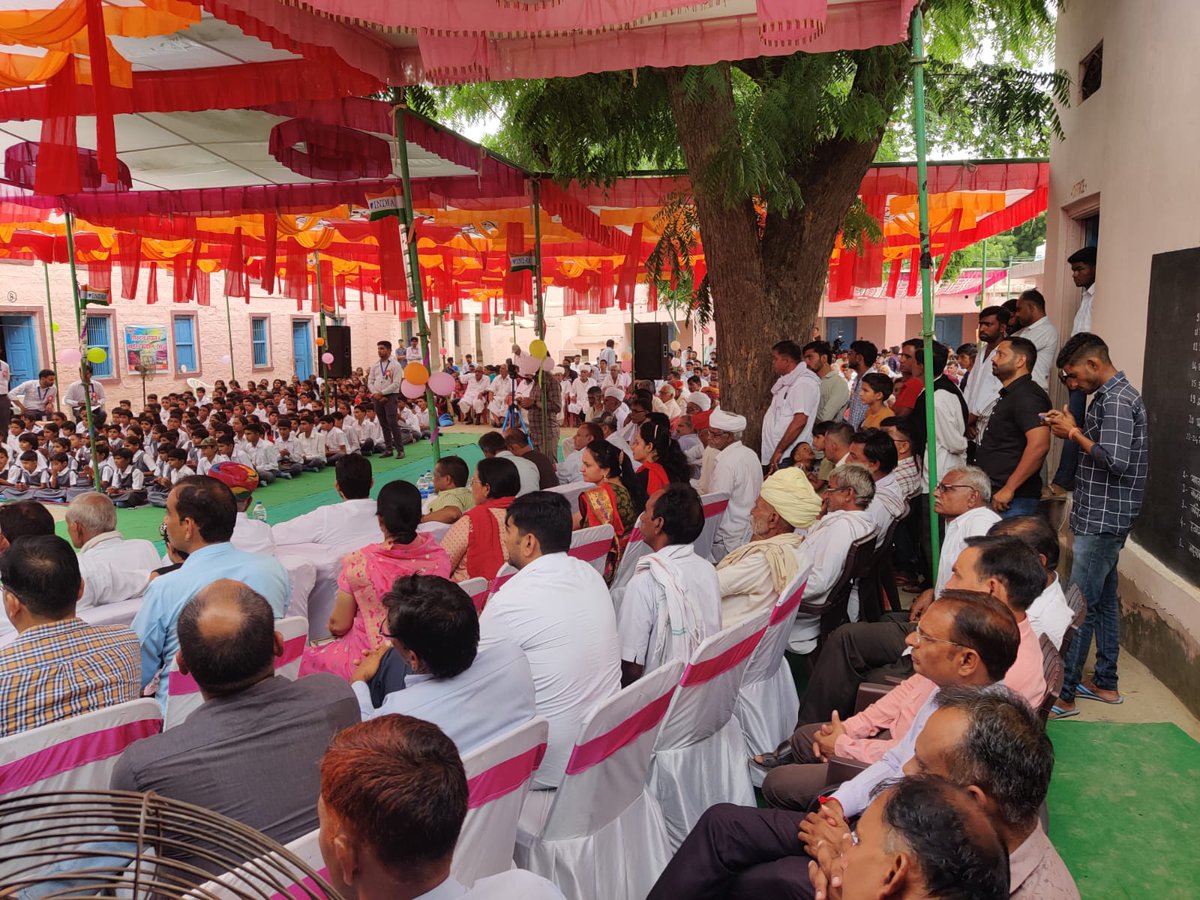 MukeshBhakar_'s tweet photo. विद्यालय के प्रधानाचार्य श्री हरवीर जी जाखड़ व ग्राम पंचायत सरपंच उपस्थित रहे। शानदार सांस्कृतिक कार्यक्रम के लिए विद्यालय के शिक्षक गणों एवं छात्र छात्राओं को बहुत-बहुत बधाई। 2/2 https://t.co/FGvDpfLttR