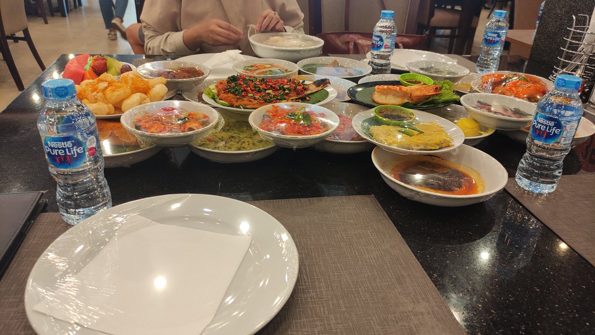 Affanash's tweet photo. @KariSharl dinner w/ ayang ehe #KRSTRDinnerParty https://t.co/orGz3g79eH