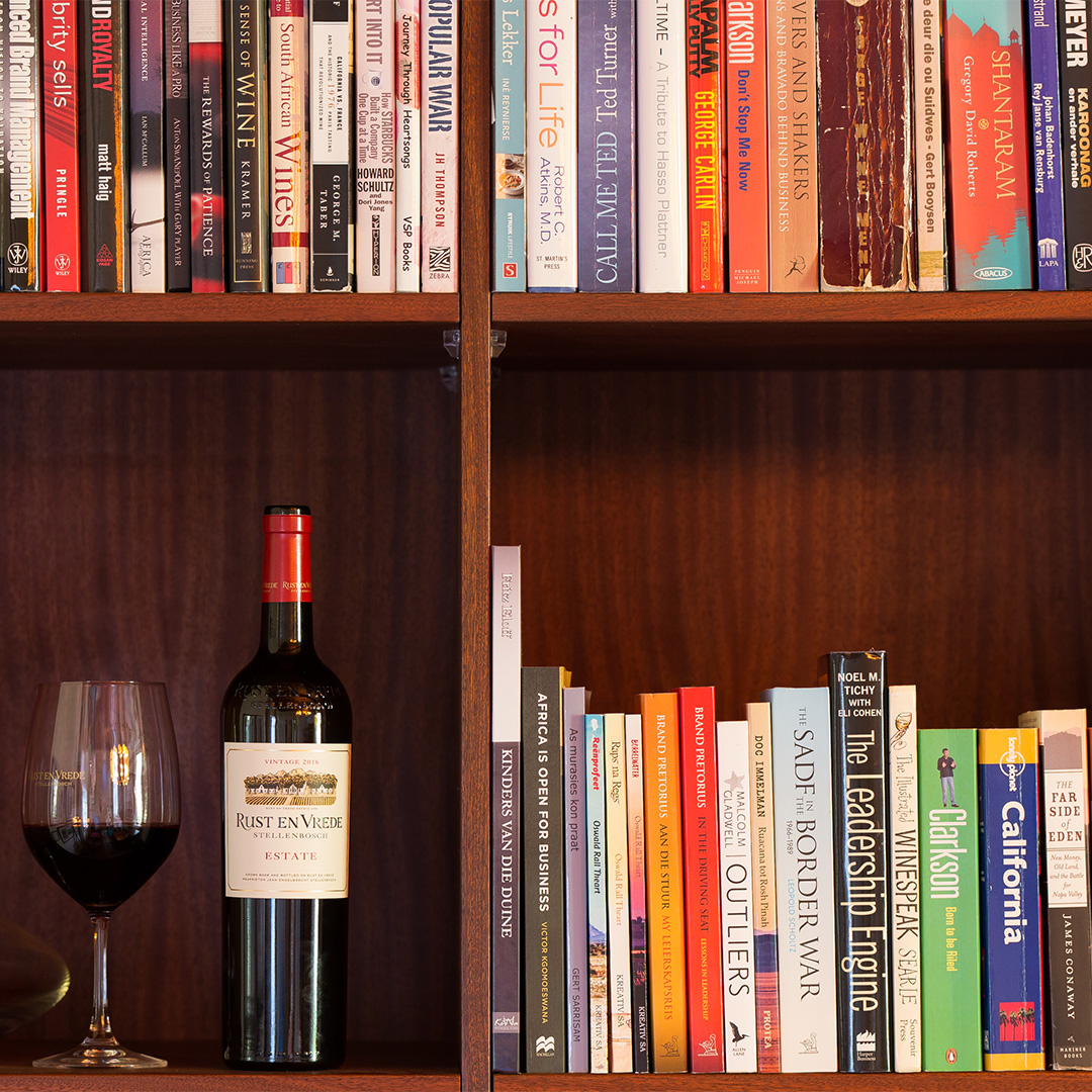 rustenvrede1694's tweet photo. #LazySunday ? Why not enjoy a classic pairing – red wine with a good book? 🍷 📚 

#rustenvredewineestate #rustenvredeestate #rustenvrede #winepairing #booksandwine https://t.co/6otXfpGJSA