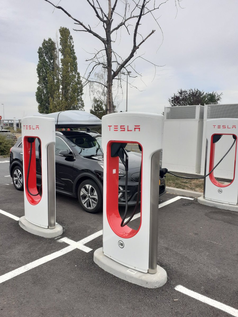 dannyleerdam's tweet photo. @electricfelix Supercharger Laxou voor stop 3. Slechts 6 ladende auto's, meer dan voldoende plek. Next stop: Verviers. https://t.co/H0RIWQIb25
