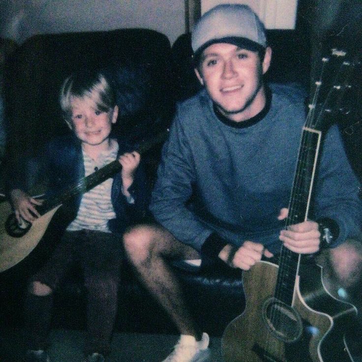 nialldadbot's tweet photo. "gostou do seu primeiro violão, docinho? papai vai te ensinar a tocar" https://t.co/lNzJAuPH6x