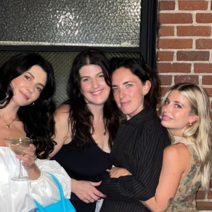 ChileMATD's tweet photo. Nueva foto de Marina celebrando el cumpleaños de sus amigas anoche 🍸 https://t.co/7OwgaCiSnU