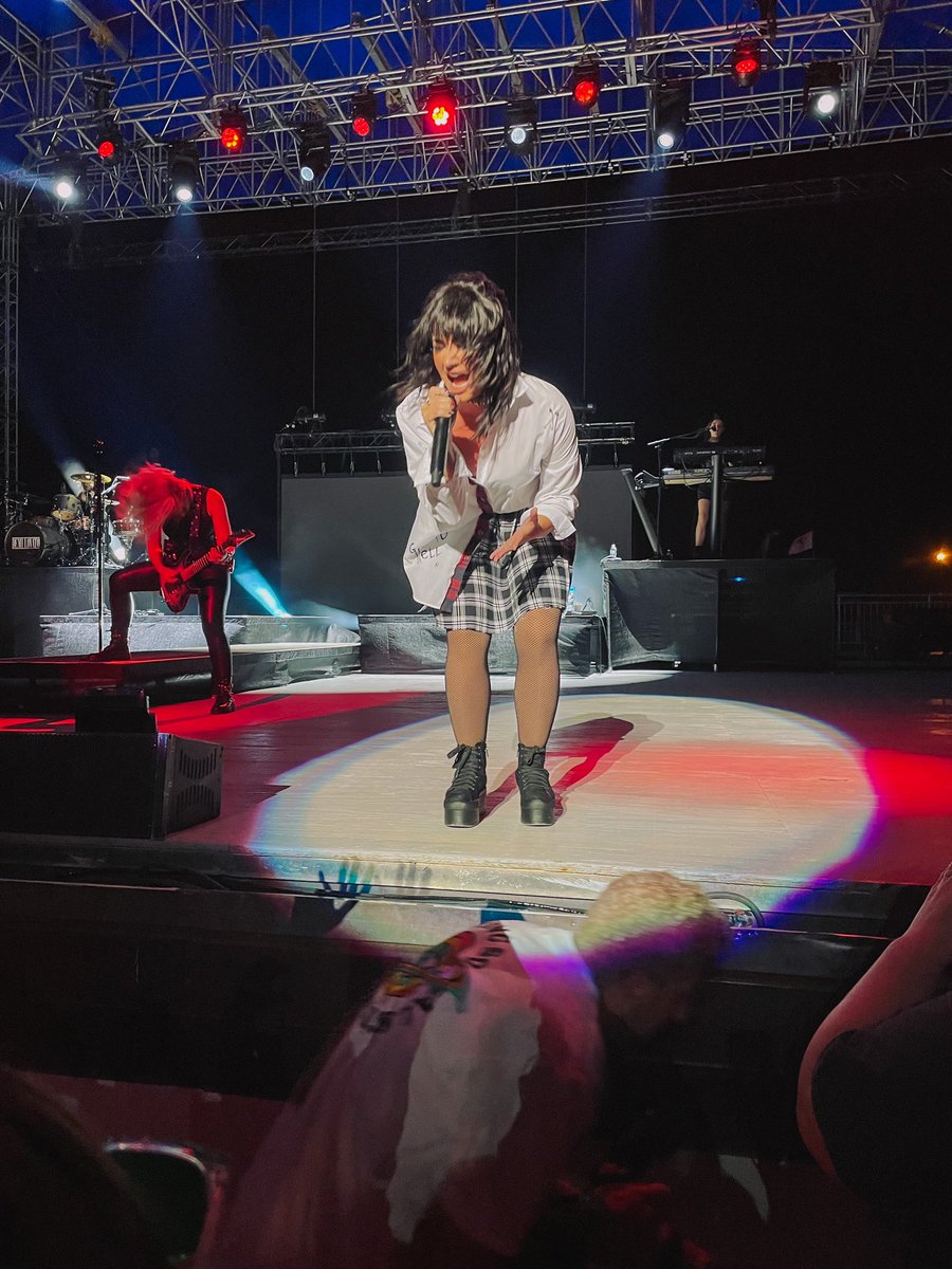 cuddlemefredo's tweet photo. last night was amazing 🥰  #HolyFvckTour
#HOLYFVCK #DemiLovato #IllinoisStateFair #WelcomeBackDemi https://t.co/FY2XwiVqDK