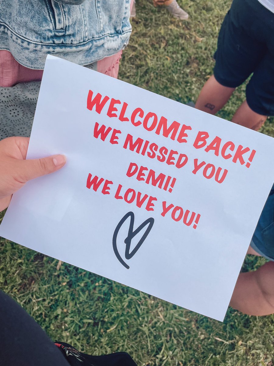 cuddlemefredo's tweet photo. last night was amazing 🥰  #HolyFvckTour
#HOLYFVCK #DemiLovato #IllinoisStateFair #WelcomeBackDemi https://t.co/FY2XwiVqDK