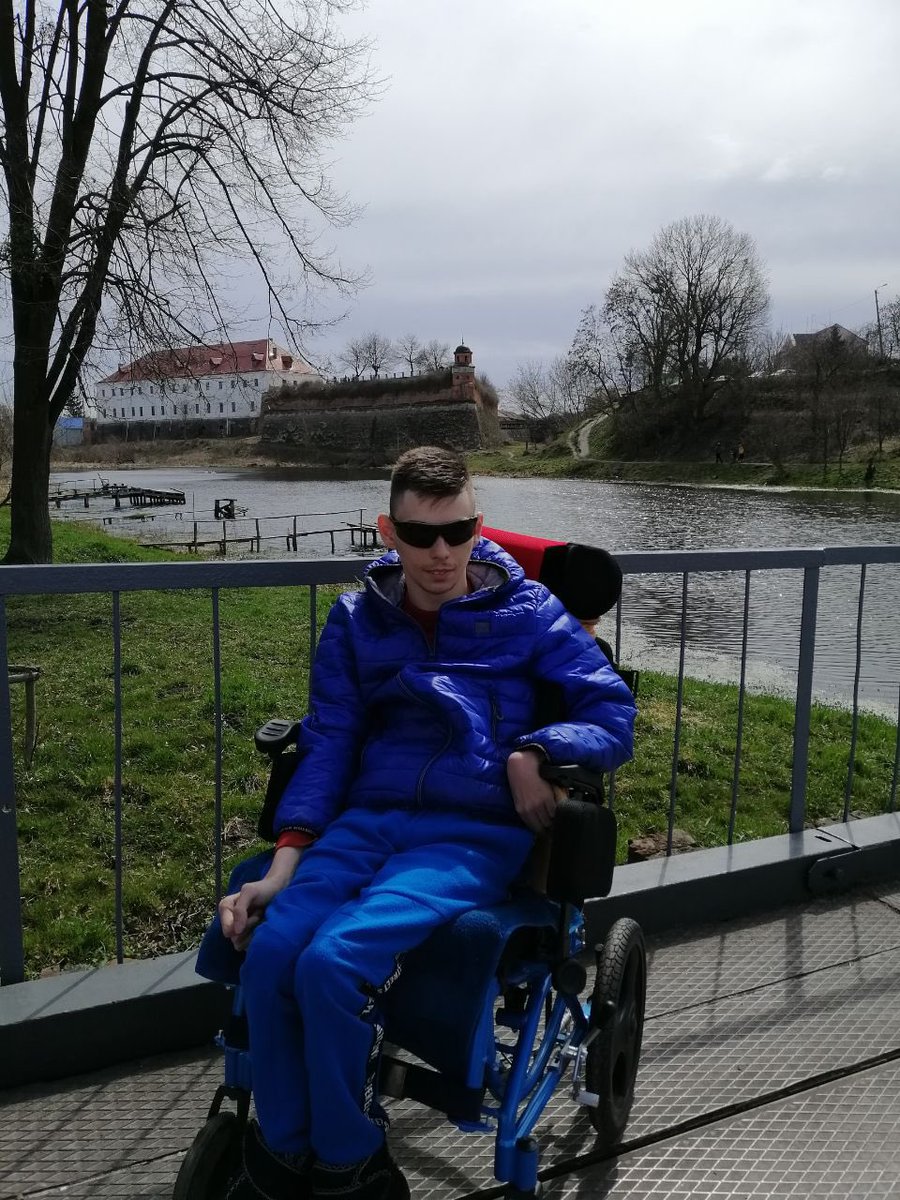 pepel_klaasa's tweet photo. Мне в Украине нужна помощь. Ко мне обратилась за помощью семья в Киеве, из Бучи, у их сына при эвакуации сломалось с концами специальное инвалидное кресло. У него ДЦП. 
Кресло нужно такое: https://t.co/vij1RIGTeo -> https://t.co/8kiUPVFWOk