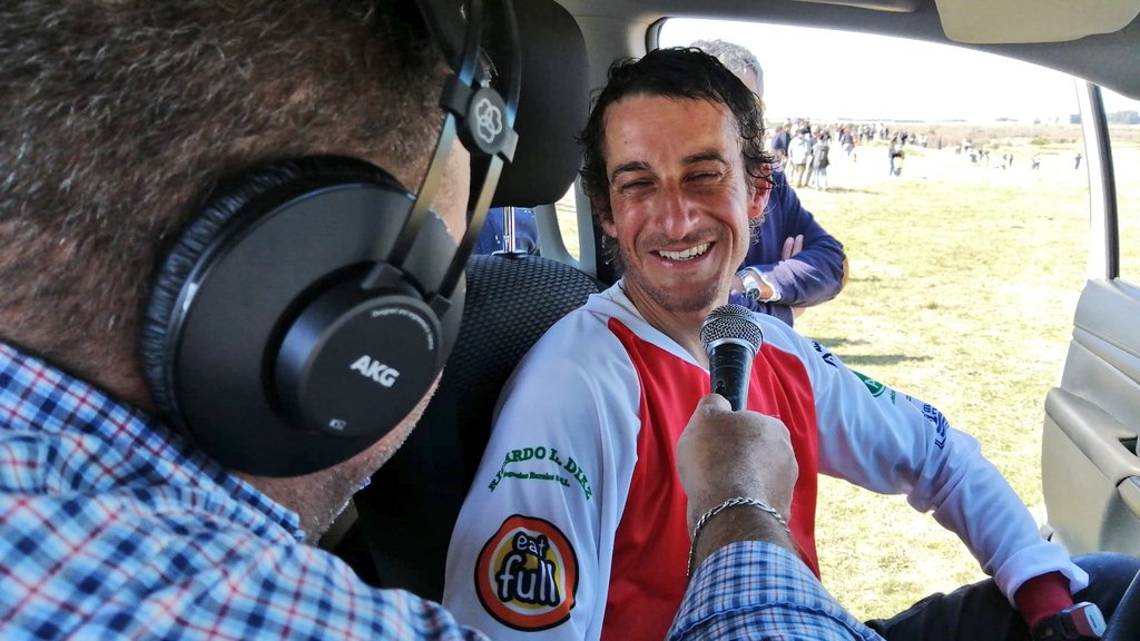 Con una sonrisa enorme Juan Ignacio Sanguinetti se sienta en el móvil de Rural porque junto a su equino El Pibe y defendiendo la camiseta de la Hípica de Flores son los ganadores de la edición 41 del Éxodo del Pueblo Oriental. Tiempo de  3:09:53 y promedio de 28,491 kp/h.