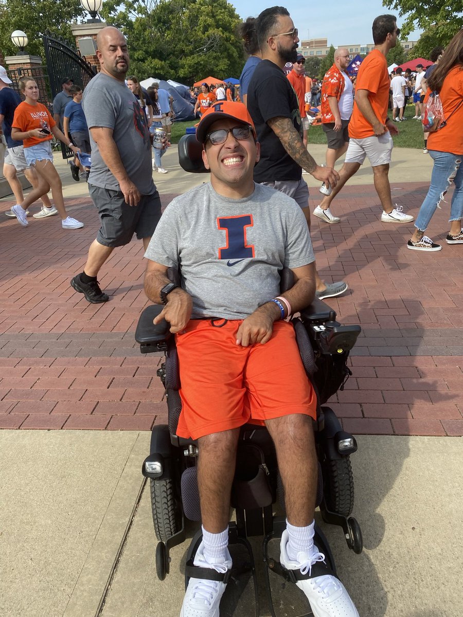 zainbando99's tweet photo. Excited to be back for Homecoming and Dads Weekend this Fall to see the #Illini play Minnesota and Sparty! Should be a fun season! #famILLY @IlliniFootball https://t.co/xAgnoIb0Z9