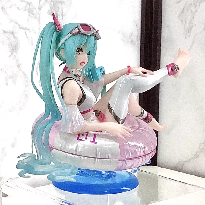 衣装デザインが好きなのもそうだしポーズやら髪の流れもよろしいながら、なにより足の指の表現最高すぎない?ネイルは手足共に無いっぽいので塗ってあげたさあるよね。 