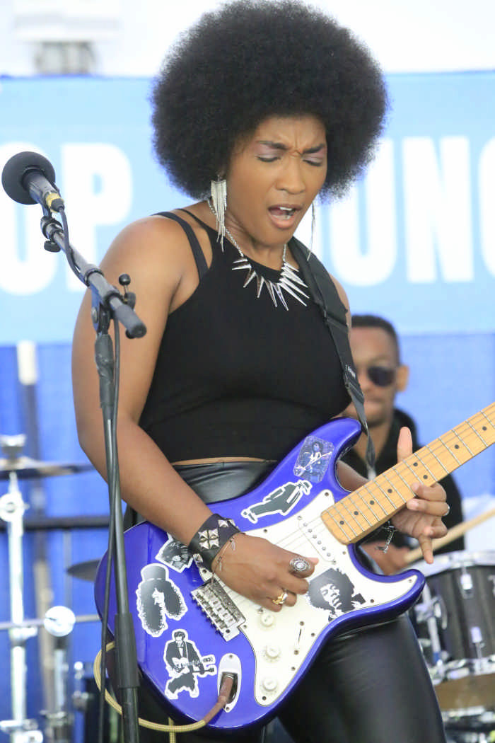 #ChicagoBluesFestival <a href="/ChicagoDCASE/">Chicago DCASE</a> #women #blues #guitar <a href="/MelodyAngel/">Melody Angel</a> takes #festival by storm #JimiHendrix #HowlinWolf #BigMamaThornton #songs #electricguitar soar. #Tribute #Chicago #Blues #Women sparkling #concert #treat. #Concert #MusicReview: bostonconcertreviews.com/chicago-blues-…
