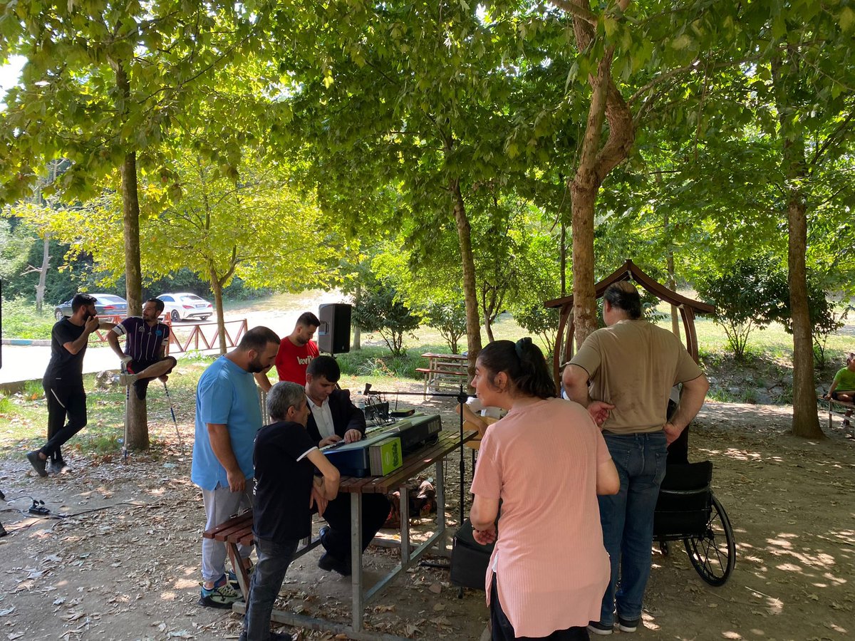 AKDilovasi's tweet photo. İlçe başkan yardımcılarımız Suat Şık, Özkan Uğur ve yöneticilerimiz ile birlikte DENAD - Dilovası Engelli ve Engelli Aileleri Derneği’nin organize ettiği piknik programına katılım sağladık. 
#DENAD https://t.co/vJWtpIhibf