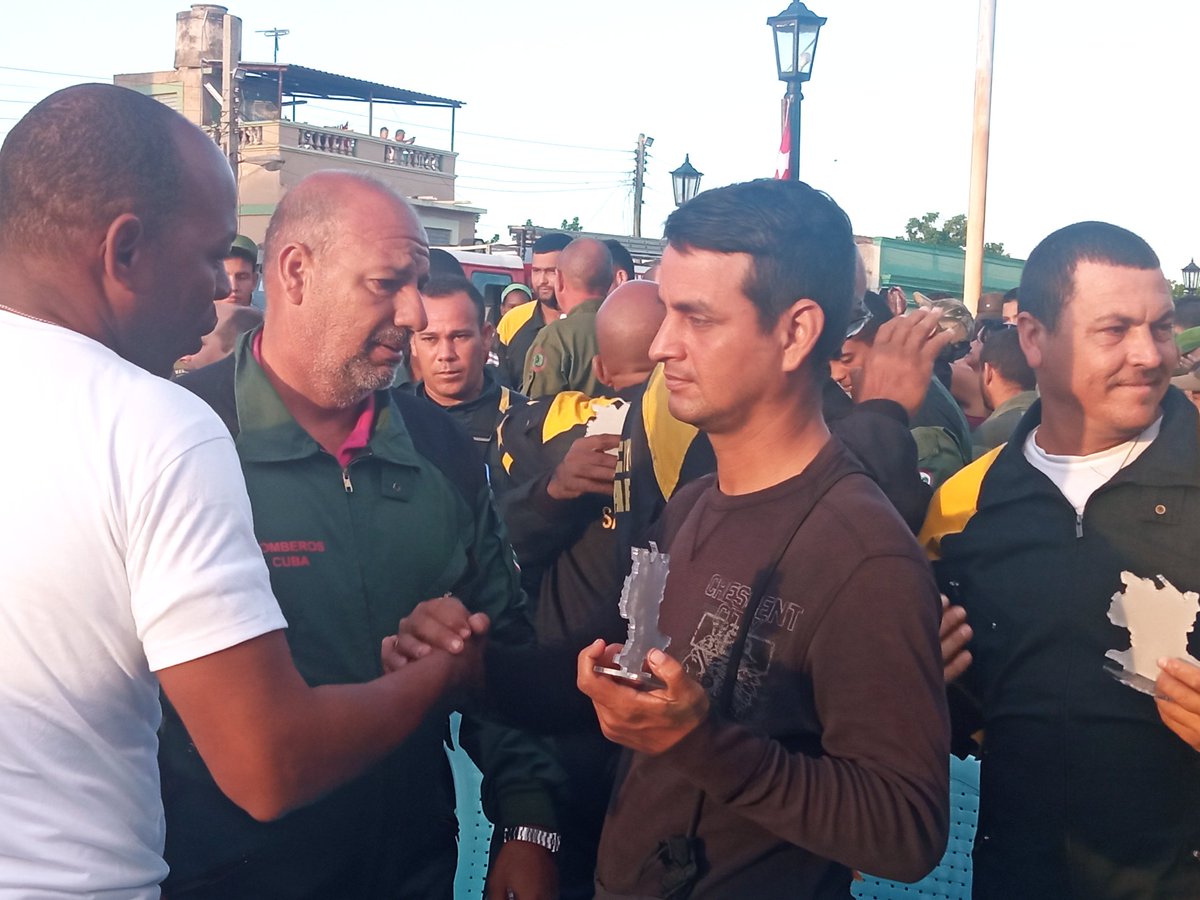 SuselyMorfaG's tweet photo. La grandeza de estos hombres ha quedado grabada con letras doradas en la historia de su Patria. #Hoy, bomberos de 9 provincias q apoyaron a sus hermanos matanceros durante el siniestro, regresan a sus provincias con la satisfacción del deber cumplido✊❤️
 #MatanzasNoEstaSola https://t.co/56EtSHaFLQ