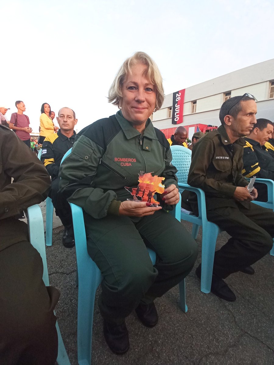 SuselyMorfaG's tweet photo. La grandeza de estos hombres ha quedado grabada con letras doradas en la historia de su Patria. #Hoy, bomberos de 9 provincias q apoyaron a sus hermanos matanceros durante el siniestro, regresan a sus provincias con la satisfacción del deber cumplido✊❤️
 #MatanzasNoEstaSola https://t.co/56EtSHaFLQ