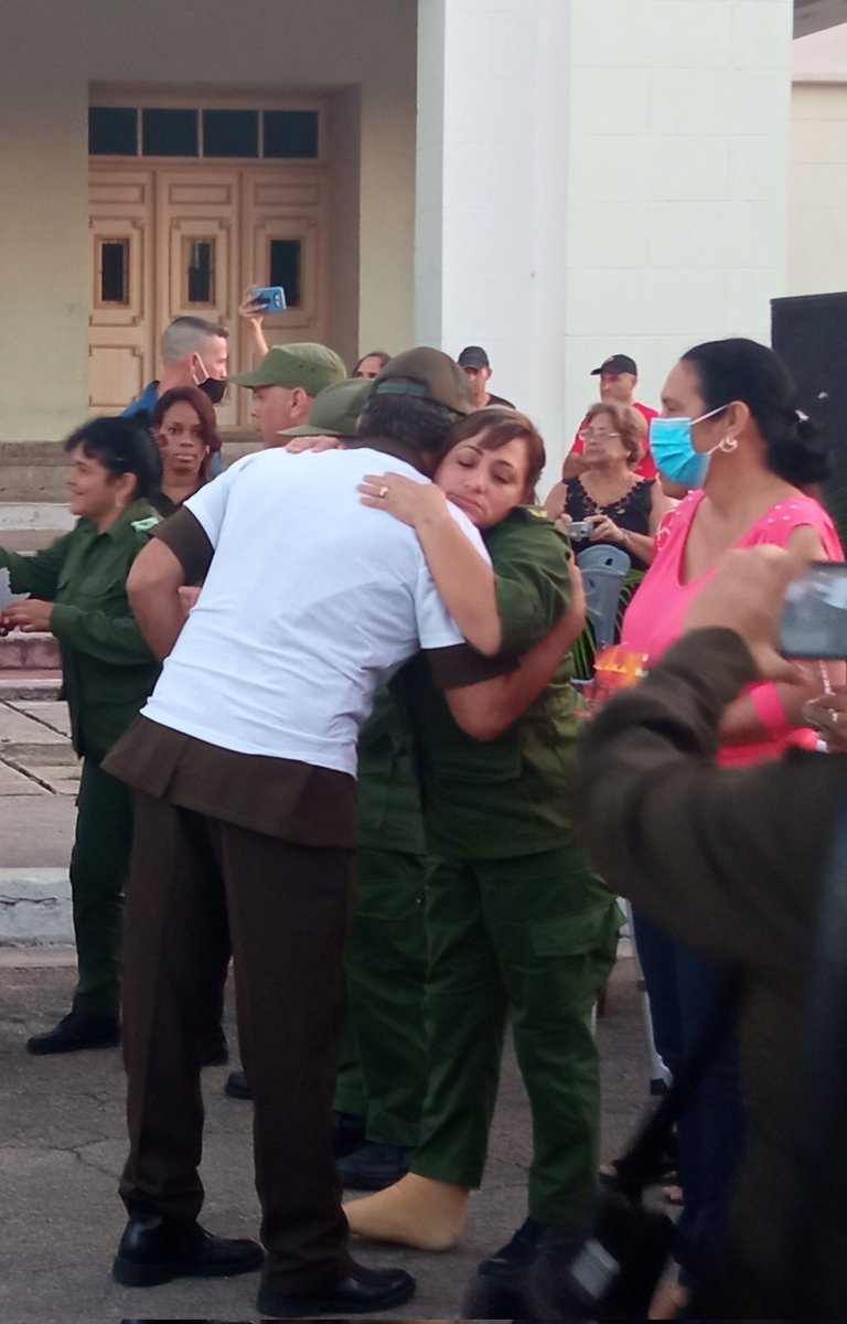 SuselyMorfaG's tweet photo. La grandeza de estos hombres ha quedado grabada con letras doradas en la historia de su Patria. #Hoy, bomberos de 9 provincias q apoyaron a sus hermanos matanceros durante el siniestro, regresan a sus provincias con la satisfacción del deber cumplido✊❤️
 #MatanzasNoEstaSola https://t.co/56EtSHaFLQ