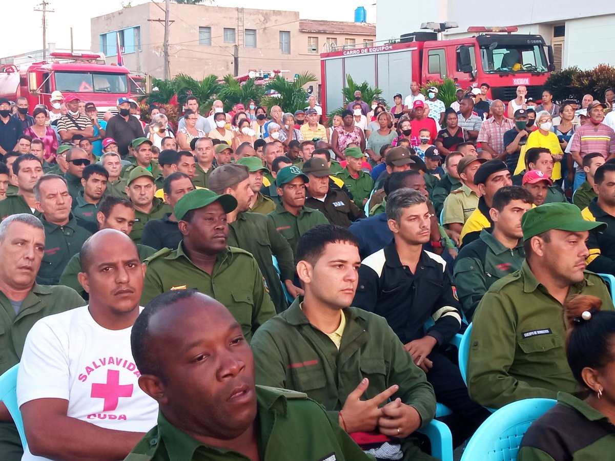 SuselyMorfaG's tweet photo. La grandeza de estos hombres ha quedado grabada con letras doradas en la historia de su Patria. #Hoy, bomberos de 9 provincias q apoyaron a sus hermanos matanceros durante el siniestro, regresan a sus provincias con la satisfacción del deber cumplido✊❤️
 #MatanzasNoEstaSola https://t.co/56EtSHaFLQ
