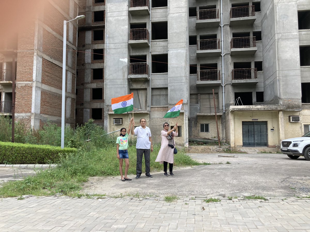 taorink's tweet photo. @Whistle90827204 @AnilKhera11 @PMOIndia @MoHUA_India #UnitechHomebuyers 21000 Supreme Court @barcouncilindia Government @PMOIndia &amp; new Board @unitechltd is taking us for a ride.None worried about time&amp;our plights. Today we held Tiranga in our hands in-front of or depilated project carcassesHope @HardeepSPuri will be feel ashamed🥵 https://t.co/nB2ReMFbUn