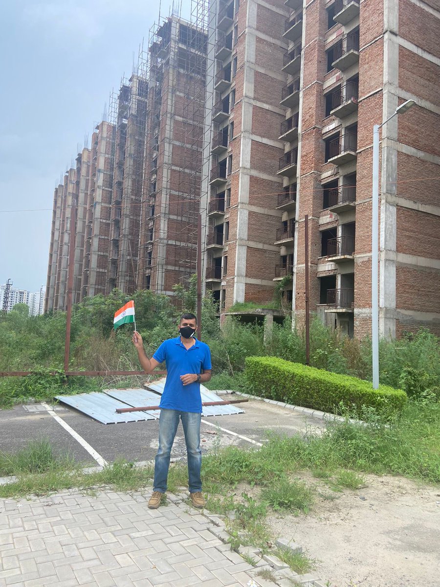 taorink's tweet photo. @Whistle90827204 @AnilKhera11 @PMOIndia @MoHUA_India #UnitechHomebuyers 21000 Supreme Court @barcouncilindia Government @PMOIndia &amp; new Board @unitechltd is taking us for a ride.None worried about time&amp;our plights. Today we held Tiranga in our hands in-front of or depilated project carcassesHope @HardeepSPuri will be feel ashamed🥵 https://t.co/nB2ReMFbUn