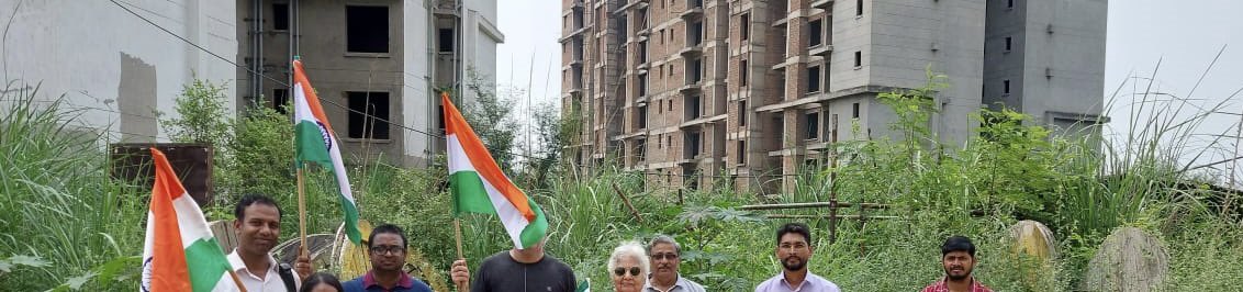 taorink's tweet photo. @Whistle90827204 @AnilKhera11 @PMOIndia @MoHUA_India #UnitechHomebuyers 21000 Supreme Court @barcouncilindia Government @PMOIndia &amp; new Board @unitechltd is taking us for a ride.None worried about time&amp;our plights. Today we held Tiranga in our hands in-front of or depilated project carcassesHope @HardeepSPuri will be feel ashamed🥵 https://t.co/nB2ReMFbUn