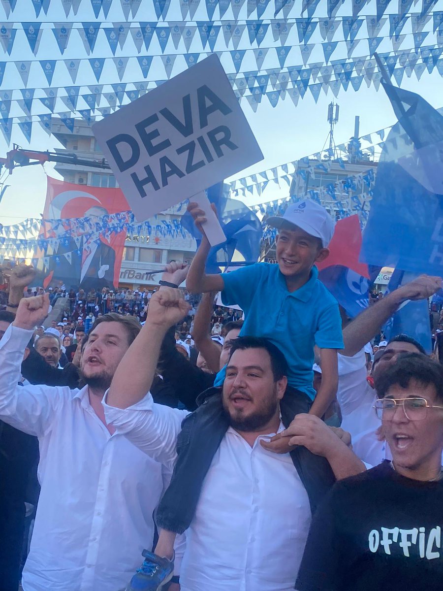 burakelitas's tweet photo. Omzumdaki küçük kardeşimin adı Güven. Miting sırasında tanıştık. 

Güven : "Abi benim bir fikrim var, slogan olarak ; patates, soğan güle güle Erdoğan diyelim"

Patates soğanı dert etmediğimiz günler çok yakında kardeşim.
#YozgatMitingi https://t.co/RiViHoX37v
