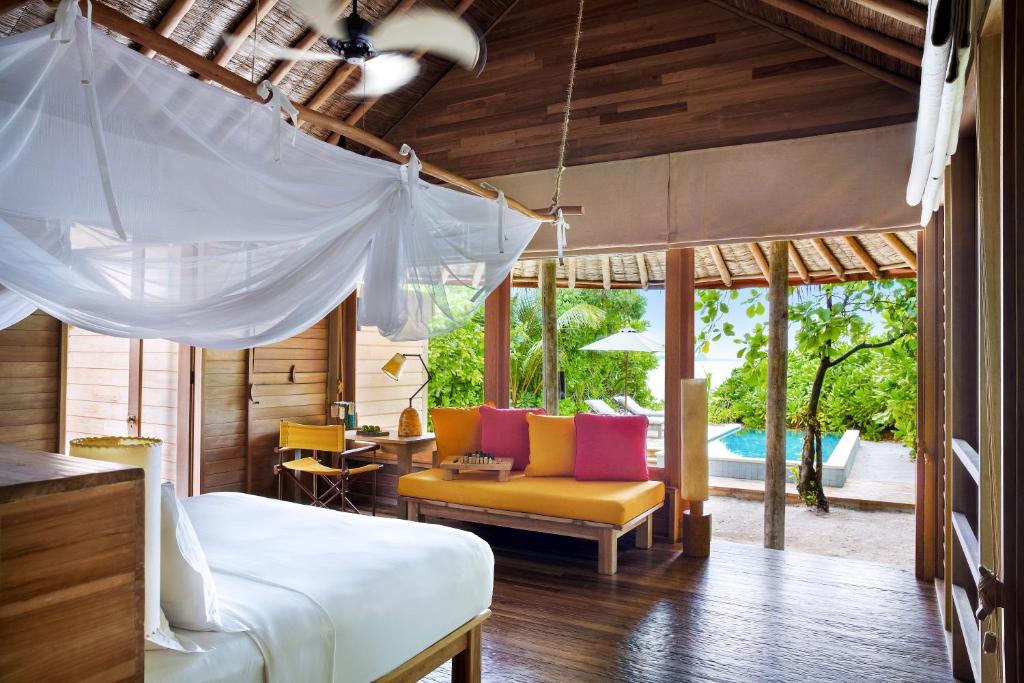 TheWorldsBestH1's tweet photo. The Top 25 Hotels In The World - From The Tripadvisor 2022 Travellers Choice Ratings: 7. Six Senses Laamu, 
Olhuveli Island, Maldives https://t.co/e2qfgMC1uC #sixsenseslaamu #lamuu #Olhuveli #Maldives #Tripadvisor #hotel #resort https://t.co/BdzZqxwbcY