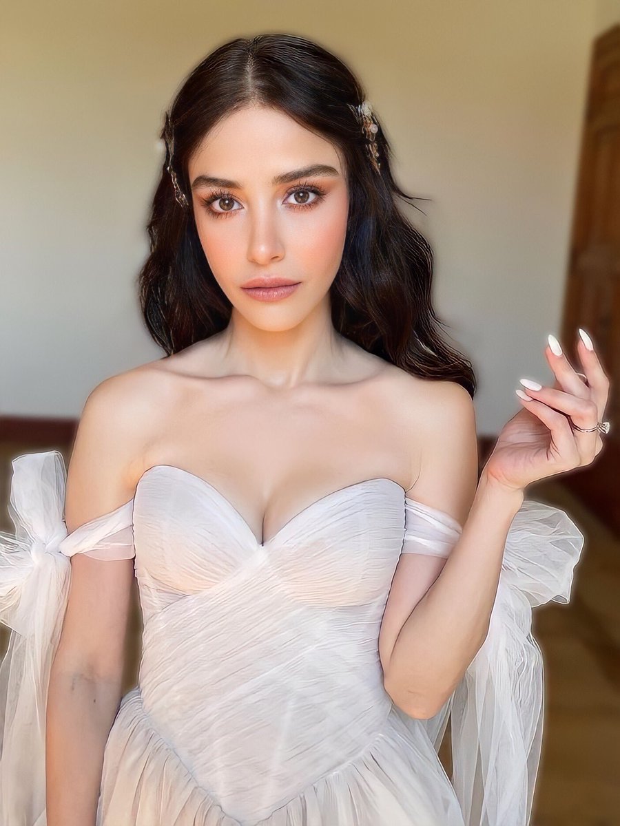 classy &amp; fabulous 

#ÖzgeGürel 
#ÖzgeSerkanWedding