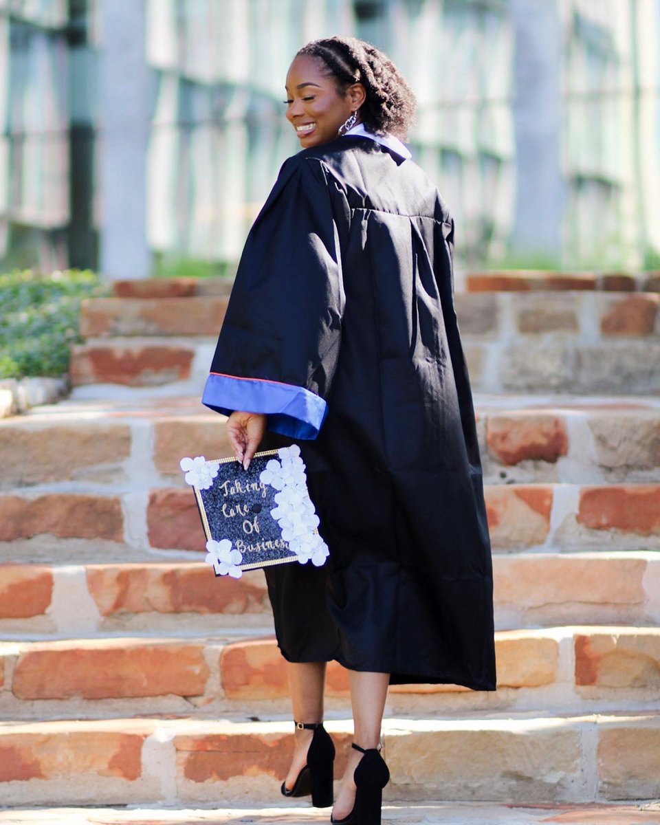 shailynshirley's tweet photo. Graduated from UTA College of Business, Officially Class of 2022!! 👩🏾‍🎓❤️🎉 

▪️BBA Management 
▪️BBA Marketing 

“The limit does not exist.”

#graduation #day #classof2022 #future #BusinessWoman #uta #alumnistatus https://t.co/tjdGIpTfqI