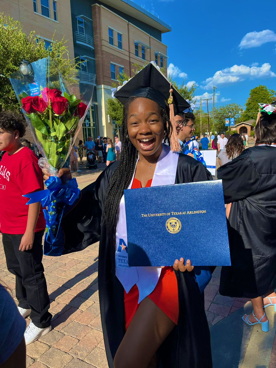 shailynshirley's tweet photo. Graduated from UTA College of Business, Officially Class of 2022!! 👩🏾‍🎓❤️🎉 

▪️BBA Management 
▪️BBA Marketing 

“The limit does not exist.”

#graduation #day #classof2022 #future #BusinessWoman #uta #alumnistatus https://t.co/tjdGIpTfqI