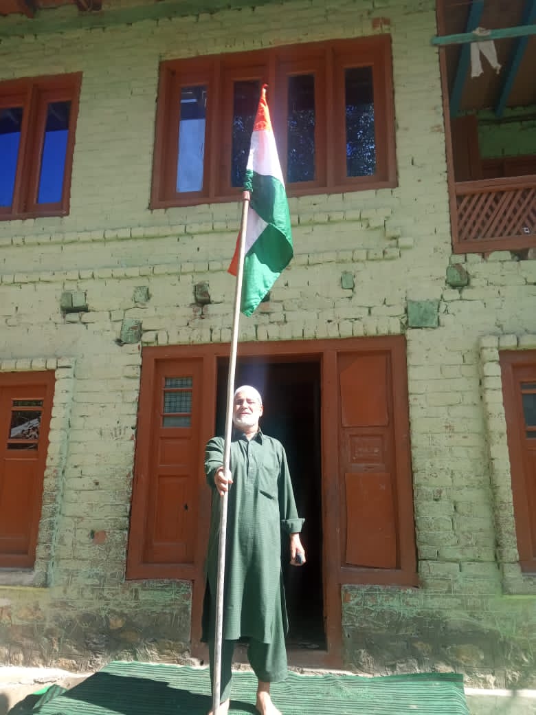 MMajloon's tweet photo. Photo from Majid #India #Tricolour 
#HarGharTiranga #IndependenceDay.
#ArmyInKashmir
#flags #KupwaraTerriers
#National #AzadiKaAmrutMahotsav #KashmirMainHarGharTiranga #13AUG22KT https://t.co/RnHsIMAK8x