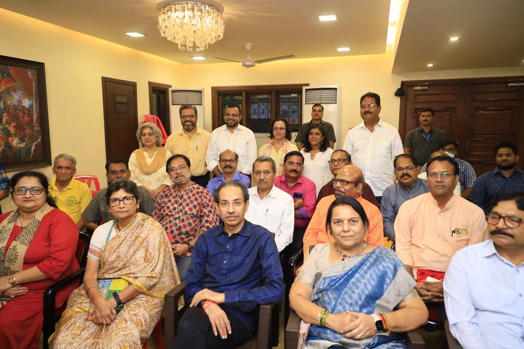 Mumbaikhabar9's tweet photo. Shivsena chief Uddhav Thackeray said Supreme Courts upcoming decision on his party &amp; Govt in Maharashtra will have ramifications on politics across country. He was speaking to writers &amp; thinkers at his residence Matoshri. Dy Chairman ⁦of council @neelamgorhe⁩ coordinated. https://t.co/0XPye52Xmo