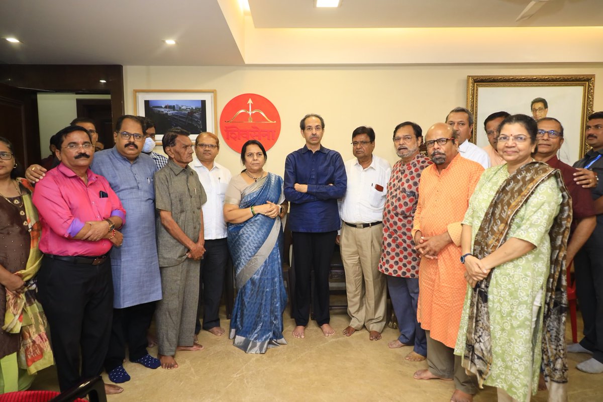 Mumbaikhabar9's tweet photo. Shivsena chief Uddhav Thackeray said Supreme Courts upcoming decision on his party &amp; Govt in Maharashtra will have ramifications on politics across country. He was speaking to writers &amp; thinkers at his residence Matoshri. Dy Chairman ⁦of council @neelamgorhe⁩ coordinated. https://t.co/0XPye52Xmo