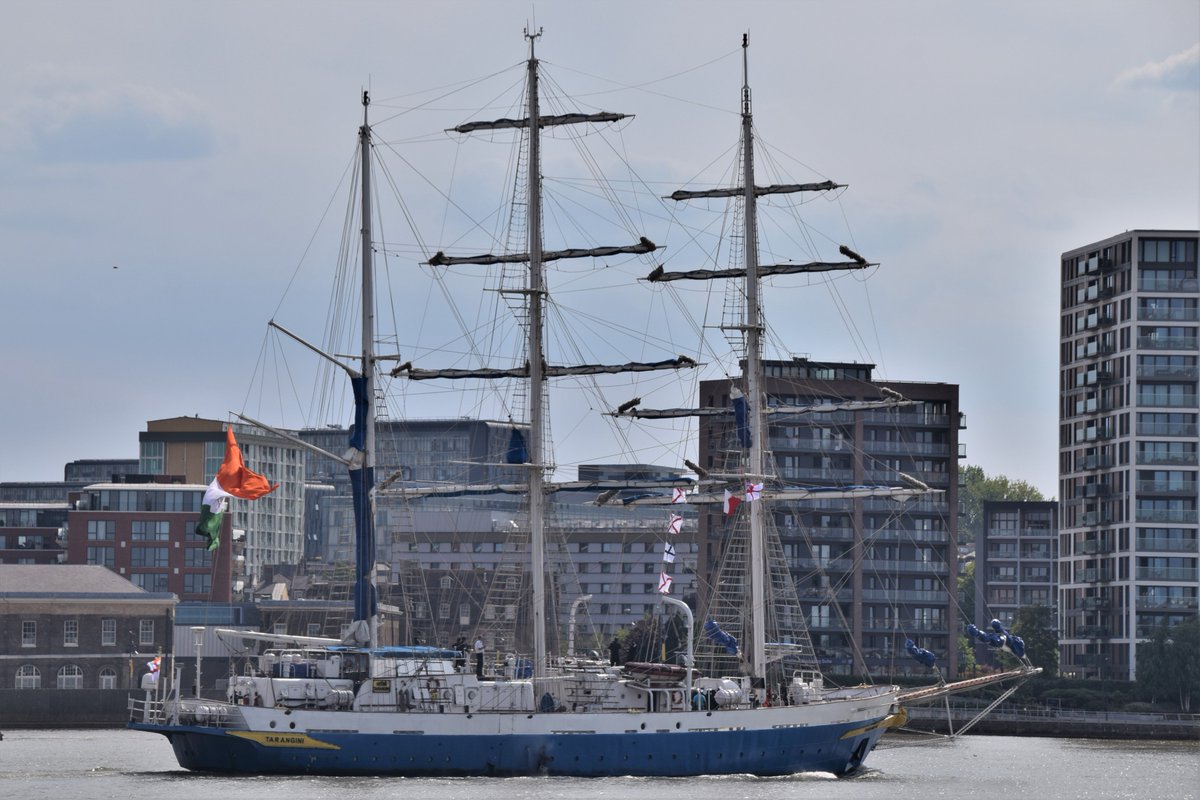 Arriving on the #Thames 🇮🇳⛵️INS TARANGINI A75, the <a href="/indiannavy/">SpokespersonNavy</a> sail training ship, staying at <a href="/CRTSouthEast/">Canal & River Trust London & SE</a> #WestIndiaDock until 18/08 - and visiting #London as part of #IndiaAt75  #AzadiKaAmritMahotsav. #dlr_blog 

#INSTARANGINI #Lokayan22 
#Tallship #SailingShip 
<a href="/HCI_London/">India in the UK</a>