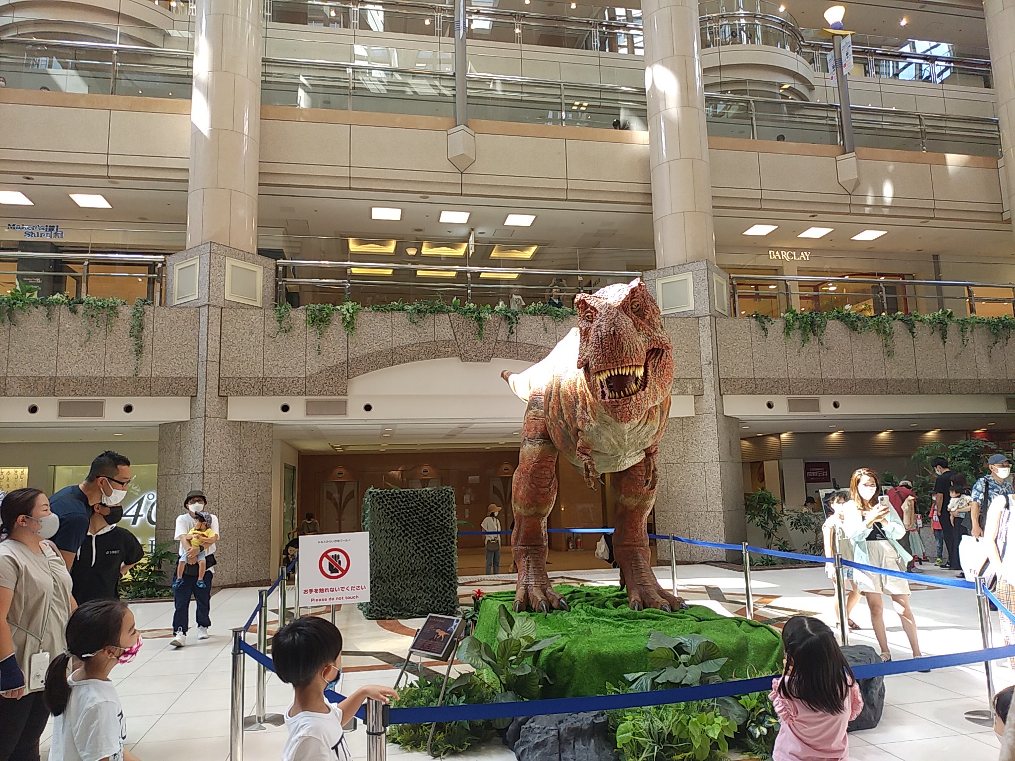 ふぁぶ ふぉー カメラ目線頂きました 横浜 みなとみらい 恐竜ワールド ランドマークプラザ ティラノサウルス マークイズみなとみらい トリックアート T Co Rv6be8hdo9 Twitter