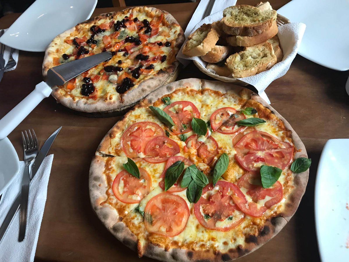 This is how you can make me fall in love🍕