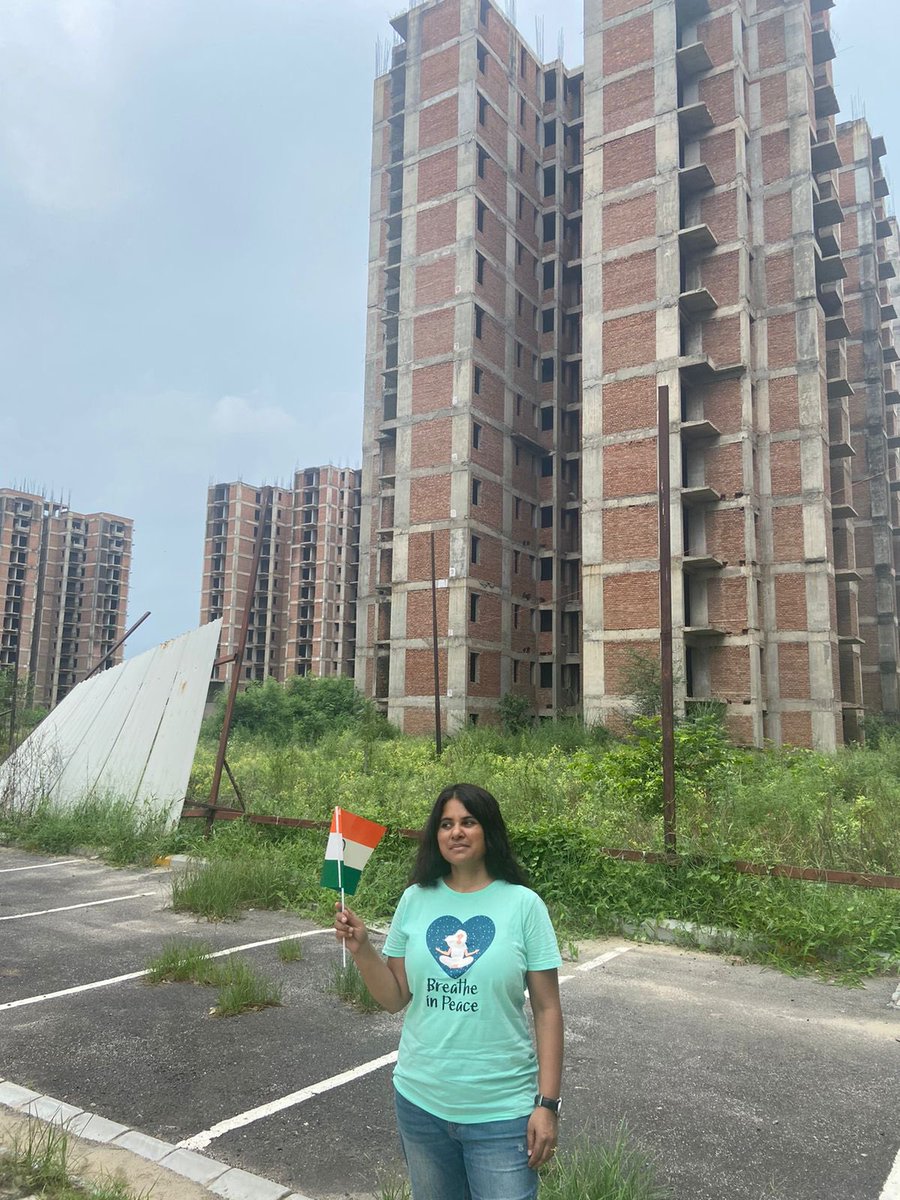 taorink's tweet photo. @MoHUA_India #UnitechHomebuyers 21000HBs?SC @barcouncilindia Gov @PMOIndia @unitechltd IS’NT BOTHERED TODAY WE HELD TIRANGA IN OUR HANDS INFRONT OF OUR DEPILATED TOWERS CARCASSES @HardeepSPuri @KirenRijiju @nsitharaman @AmitShah should feel ashamed🥵##HarGharTiranga #HarUnfinishedGharTiranga https://t.co/q8rBzco1KE