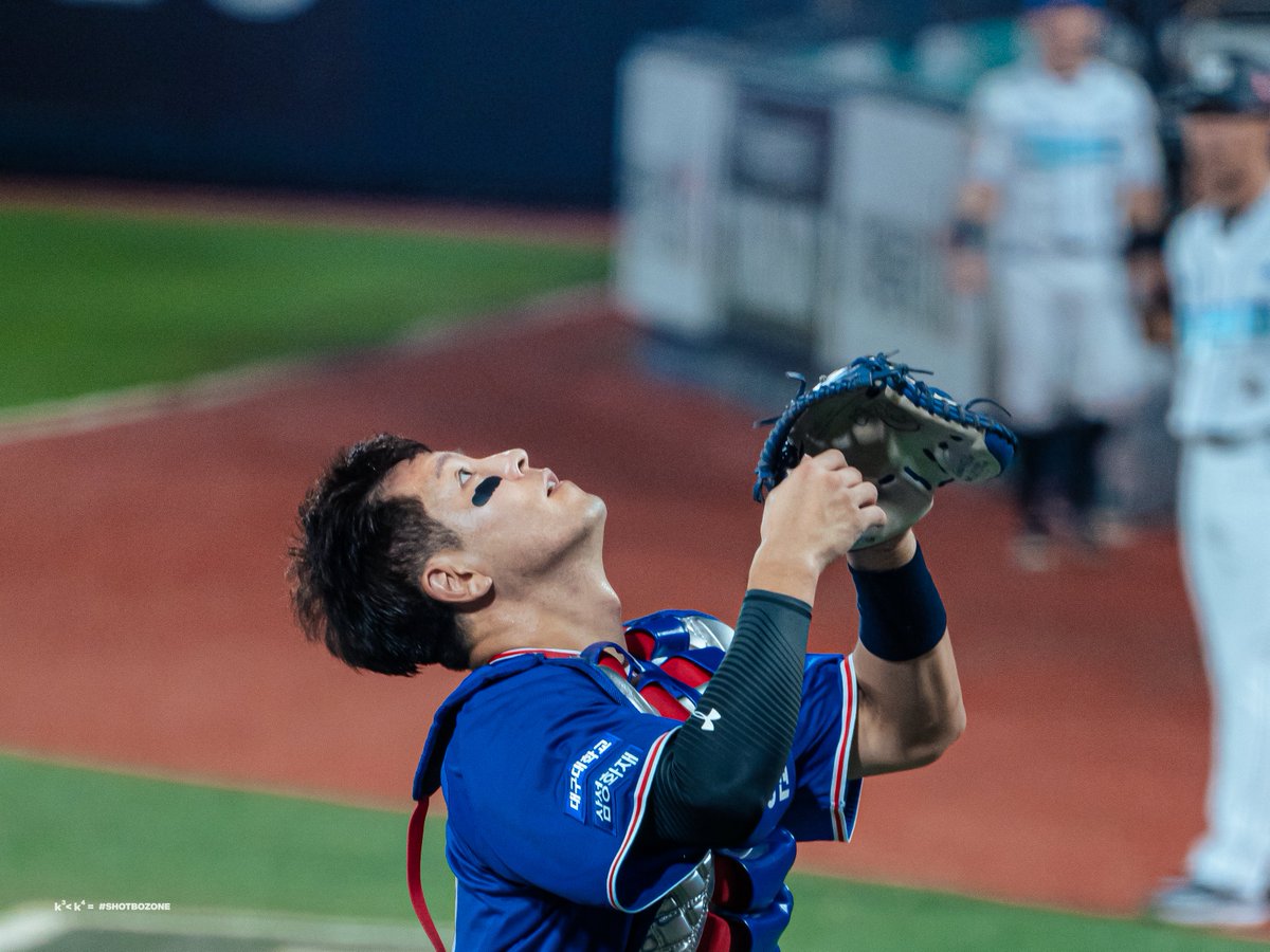 그라운드 위 수많은 소음이 사라지고
가장 넓게 보던 사람이 단 하나에 집중하는 바로 그 순간

풀버전은 타래에 
#강민호 #삼성라이온즈