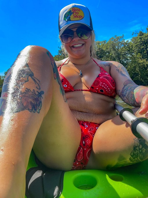 RT if you&rsquo;d help me carry my kayak. ❤️ https://t.co/K8y5ltXKiI