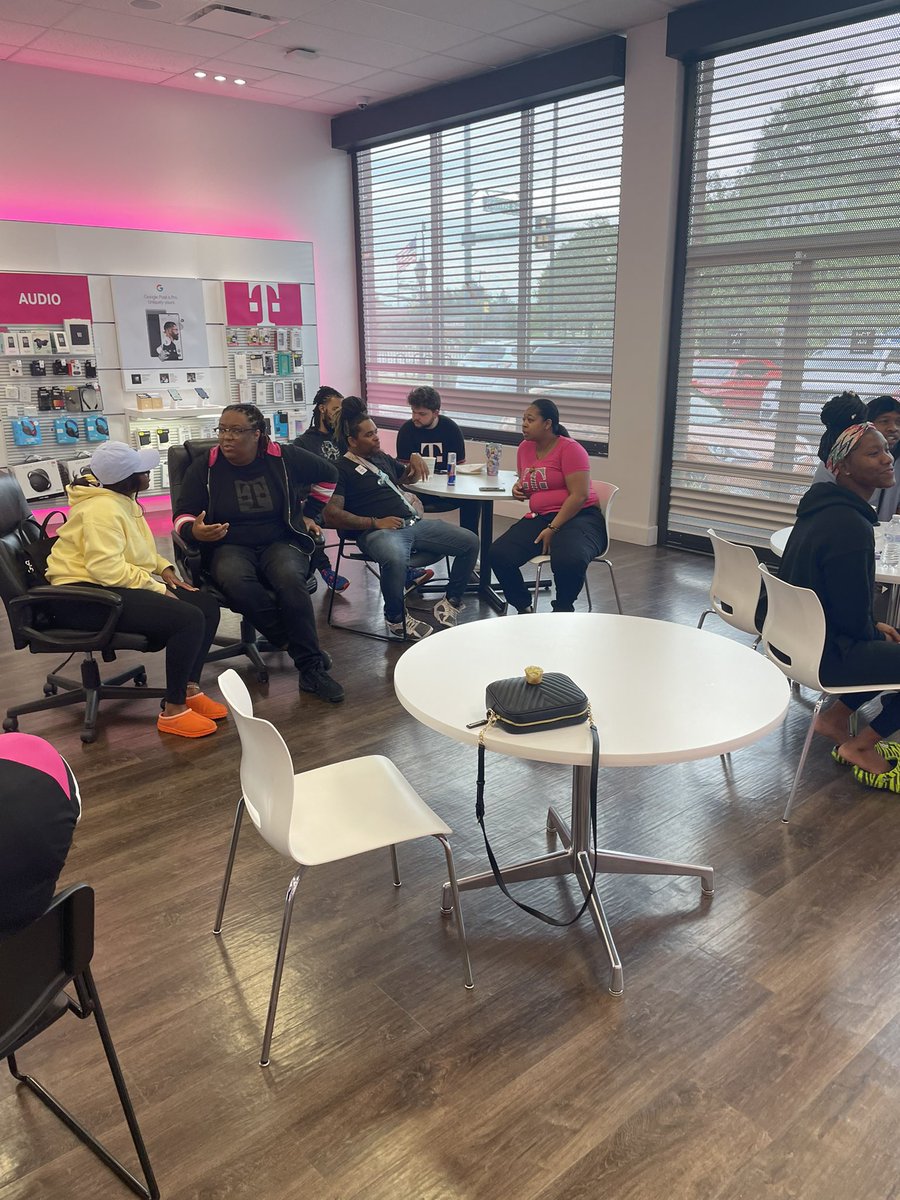TevonneMack's tweet photo. Oh Wait there’s More Certification Day!! Team #2SRA, #2SQS, #1285 Graduation 👨‍🎓👩‍🎓 #TMobileNetworkUniversity #TMobile @EmStefan23 @asadirfan @JValentin2022 #Certified #TheBestInTheWest https://t.co/adJJtB10Ky