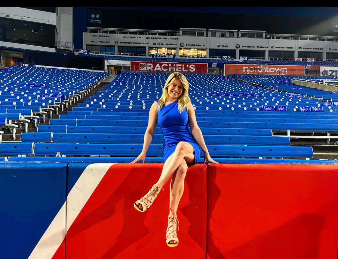 JuliannePelusi's tweet photo. Stefon Diggs makes the leap up here look much easier #runningstart https://t.co/RXgJUhDYU9