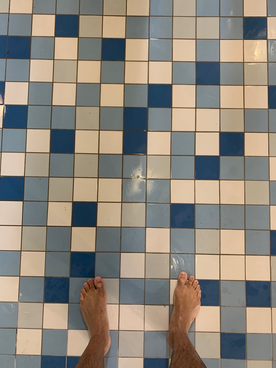 Tentative de déconnexion en famille. Pour une raison qui m’échappe, le carrelage de la piscine me rappelle le boulot ! 🤔