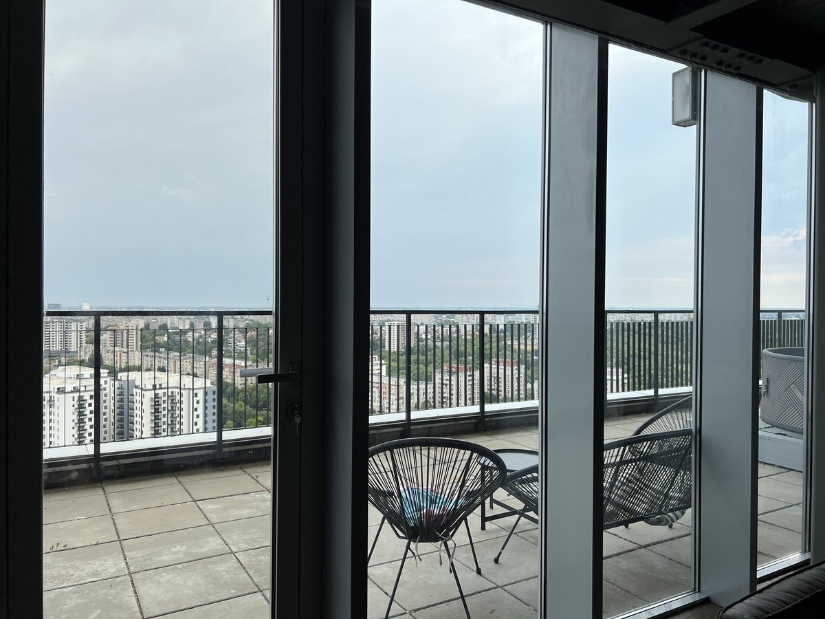 ChifoiCristian's tweet photo. Am vrut să trăiesc la ultimul etaj, nu pentru view, ci pentru că pot să umblu but naked prin casa fără să mă vadă nimeni https://t.co/8tDHIjhL0v