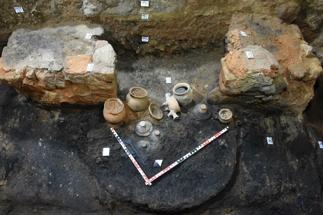 New discovery: Well preserved #medieval kitchen unearthed. Archaeologists made an unusual discovery while excavating the ruins of a medieval house in the town of Nový Jičín in the Moravian-Silesian region, Czech Republic: a well preserved #kitchen that...1/2