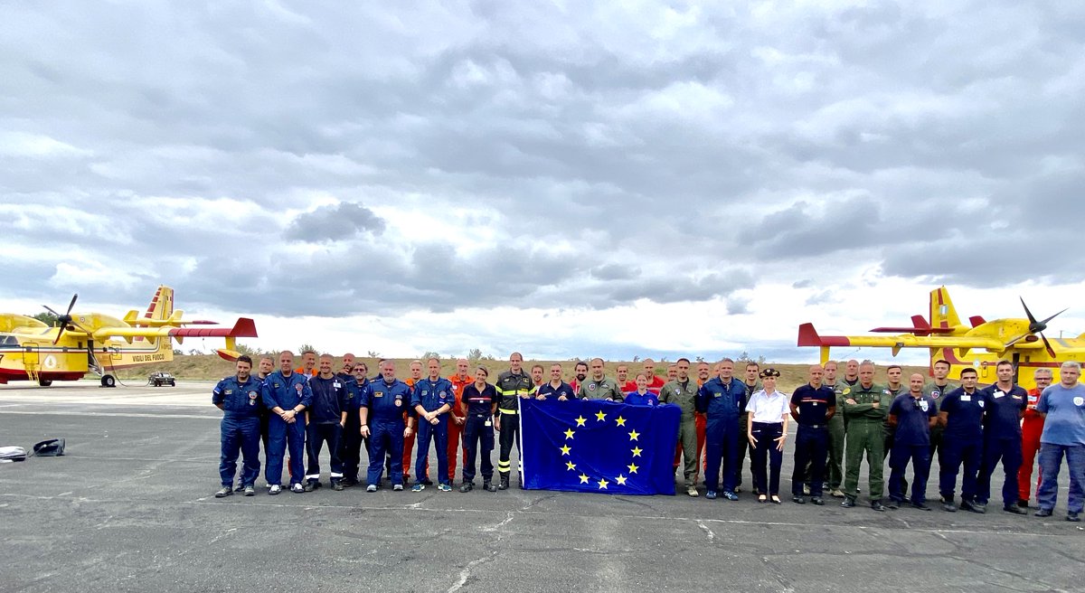 PrefAquitaine33's tweet photo. #IncendiesGironde 🔥🇪🇺| La préfète de #Gironde rencontre sur la #BA106 les pilotes de #Canadair italiens et grecs qui sont intervenus dans le cadre du Mécanisme Européen de Protection Civile #rescUE ➡️5⃣8⃣ largages effectués
👉Merci à eux pour leur engagement et solidarité https://t.co/37ORb3hBZV
