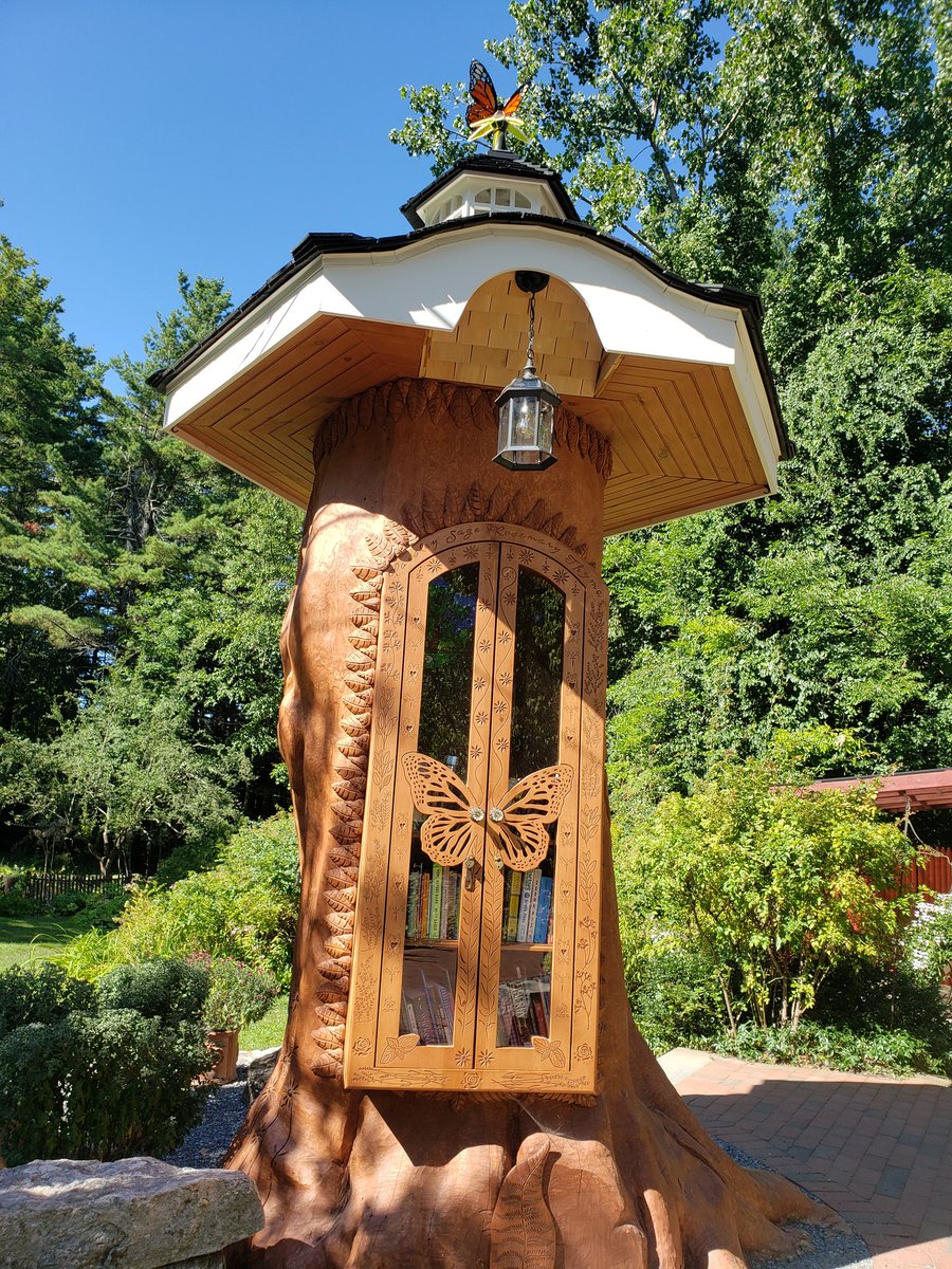 TheophanesAvery's tweet photo. Oh my God, I found the godmother of all tiny libraries today. BEHOLD THE WHIMSY. #PicketyPlace https://t.co/jt0Gk8uH22