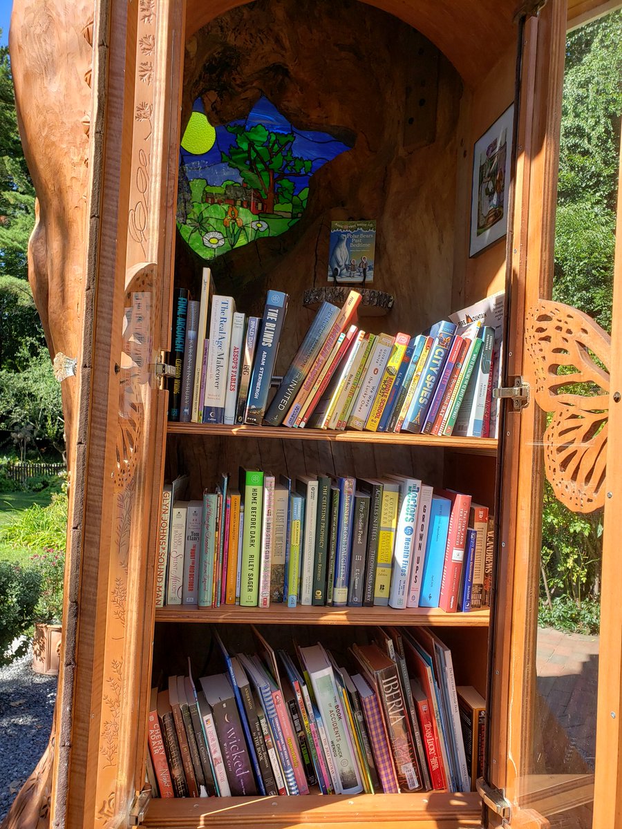TheophanesAvery's tweet photo. Oh my God, I found the godmother of all tiny libraries today. BEHOLD THE WHIMSY. #PicketyPlace https://t.co/jt0Gk8uH22