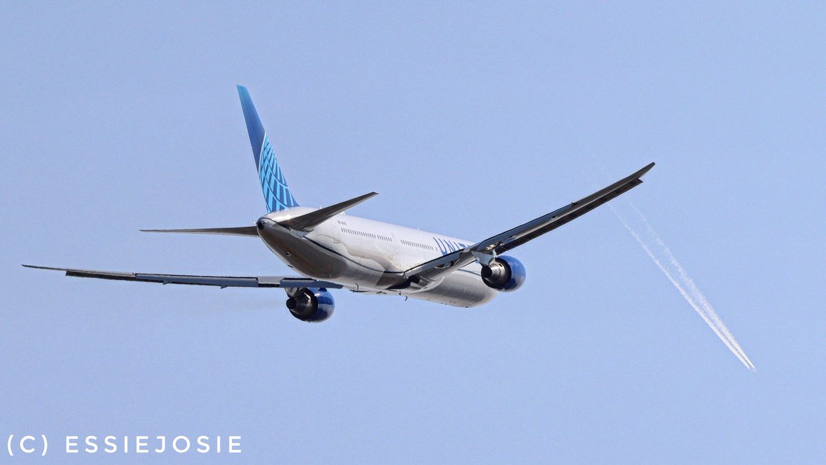 Essiejosie's tweet photo. #United N66051 764 dep rwy 10R #DublinAirport just as #Etihad A6-XWA A35K passed by overhead as #EY150 to AUH https://t.co/xIZBwy4Dtn