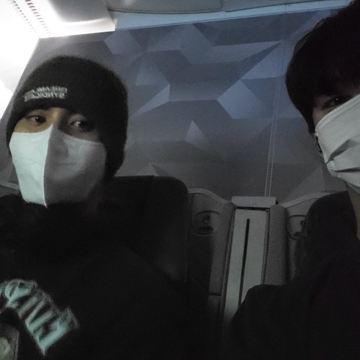 lskgwi's tweet photo. even pictures can't hide the awkward tension between these two 😭😭😭 https://t.co/mFICCapjS4