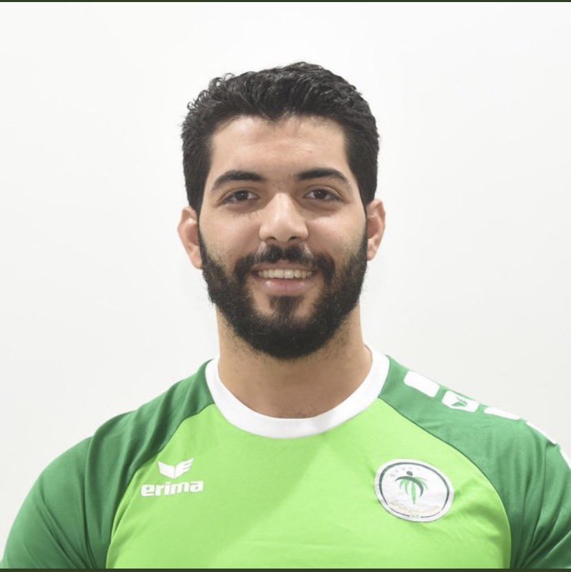 بس اقول ان هو يدافع فالنص 😁